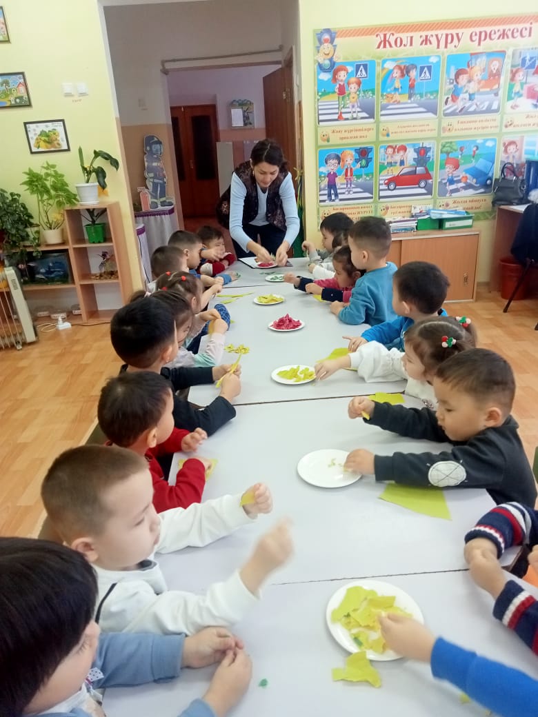 "Гүл бейнесі"Мақсаты:Түрлі-түсті қағаздарды жырту арқылы қол моторикасын дамыту және түстерді ажыратуға үйрету.Сурет үйірмесінің жетекшісі.Омарханова Анара Казизовна
