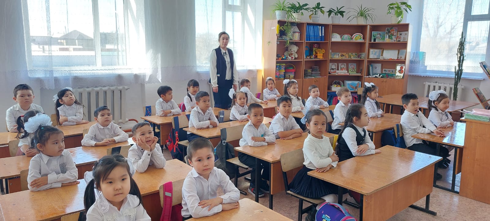 Мектепалды даярлық балаларын мектеппен таныстыру.Мақсаты:Балаларды мектеп өмірімен таныстыру.оқуға деген қызығушылықтарын арттыру.Балабақшамен мектеп арасында өзара байланысты орнату."Күншуақ