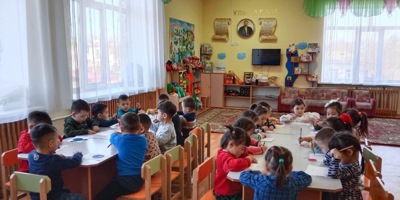 Тақырыбы: "Шеңбер" Мақсаты: Шеңберді бастыру-сурет салу техникасы арқылы жұмыс істеуде балаларда жағымды эмоция туындату,көркем сурет салуға ұшқыр ойларын қолдану мүмкіншіліктерін ашу, әсемді