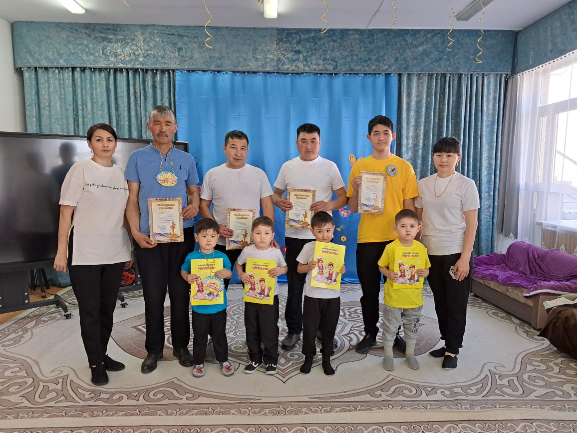 "Әке - отбасының діңгегі" сайысы.Мақсаты:Ата - аналармен тәрбиешілер және балалардың арасында тығыз байланыс қалыптастыру,балалардың адамгершілік қасиеттерін,сана-сезімін дамыту.Ата-анасын қа